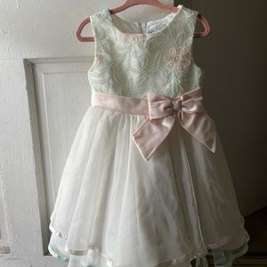 Beautiful, gently worn, a little girls dress.